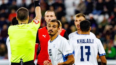 Cầu thủ Israel nhận thẻ đỏ theo cách khó tin