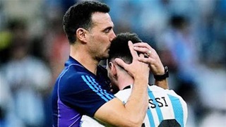 Scaloni chốt thời điểm Messi rời Argentina: 'Không thể chờ thêm nữa!'