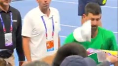 Làng quần vợt bàng hoàng khi Djokovic bị ném mũ trúng mặt ở Trung Quốc