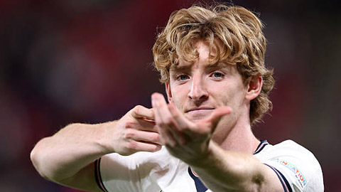 Anthony Gordon lột xác sau bước ngoặt Barcelona