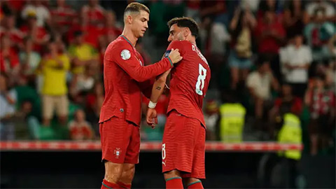 Fernandes tiết lộ cuộc trò chuyện với Ronaldo sau vụ mâu thuẫn