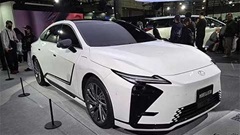 Lexus ES thế hệ mới sắp ra mắt Việt Nam: Xe sang có ‘bài’ giống các ngôi sao bóng đá?