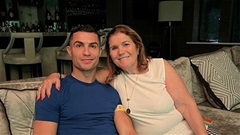 Mẹ Ronaldo bật khóc vì uất ức cho con trai