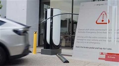Xe điện Tesla được giật đứt dây sạc để thoát hiểm: Canh bạc tất tay như bóng đá khi không còn đường lùi