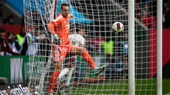 Thảm họa Neuer khiến Bayern chia điểm ở Bundesliga