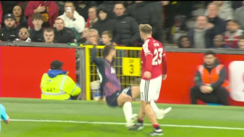 Fan MU tranh cãi dữ dội vì Luke Shaw thoát thẻ đỏ sau pha đẩy Bentancur