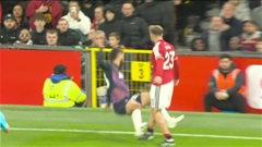 Fan MU tranh cãi dữ dội vì Luke Shaw thoát thẻ đỏ sau pha đẩy Bentancur