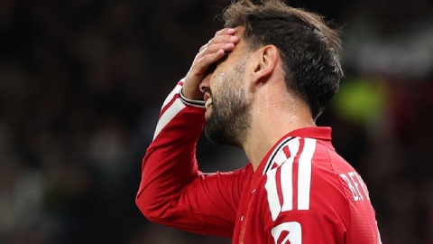 Carrick có một quyết định lớn phải làm với Bruno Fernandes