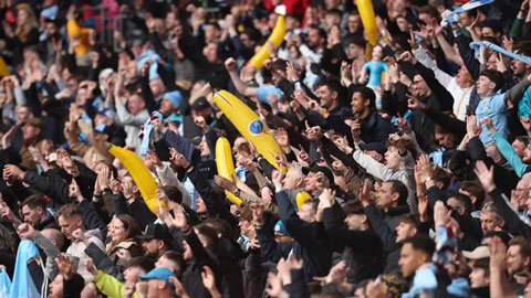 Vì sao fan Man City mang chuối bơm hơi đến Anfield?