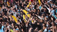 Vì sao fan Man City mang chuối bơm hơi đến Anfield?
