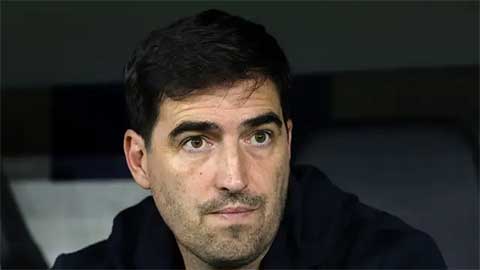 HLV Iraola nhận 'mưa gạch đá' từ CĐV dù Liverpool giành chiến thắng