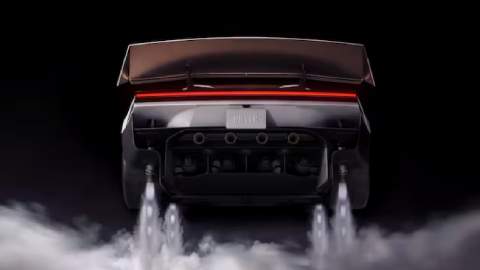 Tesla trình làng xe điện có động cơ… tên lửa