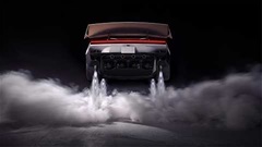 Tesla Roadster bay lượn gây tranh cãi: Siêu xe 'thùng rỗng kêu to' và bài học từ bóng đá