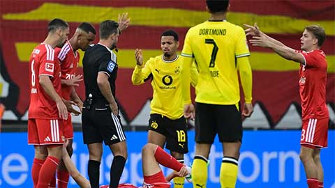 Sao trẻ Arsenal bị rút nhầm thẻ đỏ trong trận hòa của Dortmund