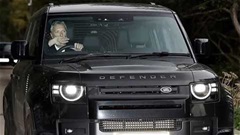 MU thua Como 1-4, sếp lớn bị chế giễu vì mua Land Rover Defender