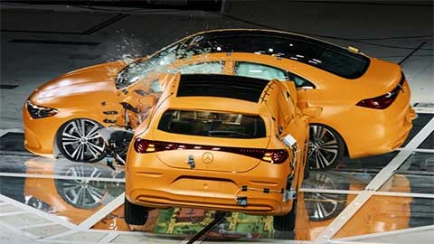 Từ cú đâm thử nghiệm của Mercedes đến những pha va chạm nảy lửa trên sân cỏ