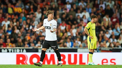 Harvey Elliott nhận 2 thẻ vàng trong 20 giây