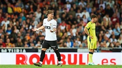 Harvey Elliott nhận 2 thẻ vàng trong 20 giây