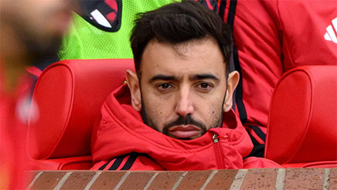 Bruno Fernandes bị fan MU la ó, Carrick bật khóc