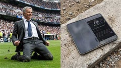 iPhone Duo có bền bằng đầu gối HLV Mourinho sau màn trượt cỏ ở trận El Clasico?