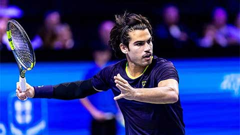 Thoát hiểm ngoạn mục trước Khachanov, Alcaraz thắng trận thứ 22 liên tiếp ở ATP 500