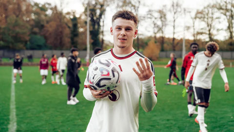 Con trai Rooney lập poker, fan MU đòi cho lên luôn đội một