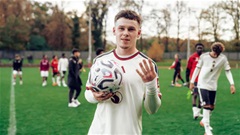 Con trai Rooney lập poker, fan MU đòi cho lên luôn đội một