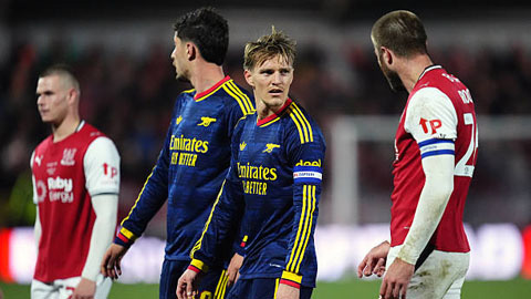Những cú sốc lớn nhất trong lịch sử Cúp Liên đoàn Anh: Arsenal và MU muối mặt