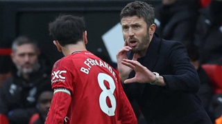 Carrick giảng hòa với Fernandes, MU tạm dập sóng gió trước đại chiến Chelsea