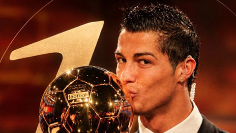 Ronaldo thắng Messi, nhưng danh hiệu Quả Bóng Vàng vĩ đại nhất gây tranh cãi