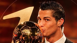 Ronaldo thắng Messi, nhưng danh hiệu Quả Bóng Vàng vĩ đại nhất gây tranh cãi