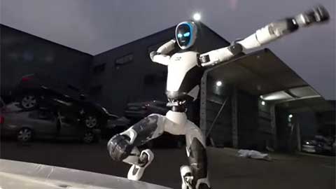Robot vệ sĩ Trung Quốc múa võ như cao thủ, đủ khiến Ibrahimovic phải e dè